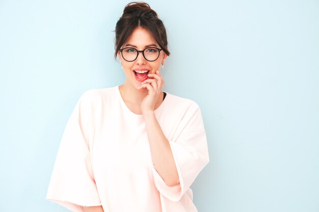 Jeune belle femme souriante dans des vêtements hipster d'été à la mode