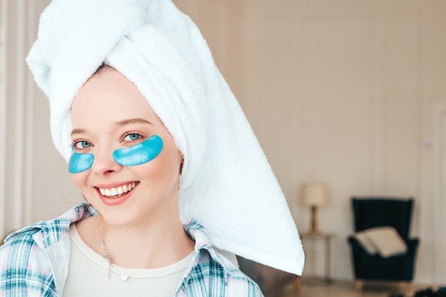 Jeune belle femme souriante avec des taches sous les yeux