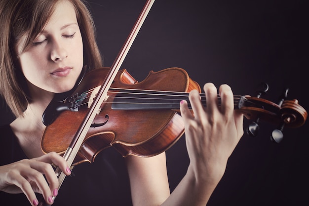 Jeune et belle femme avec un violon