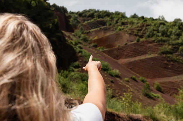 Jeune belle femme voyageant dans les montagnes