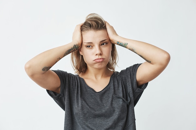 Jeune belle fille bouleversée nerveuse pensant tenir tête.