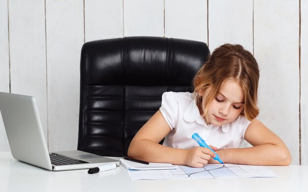 Jeune belle fille dessin graphique au lieu de travail au bureau.