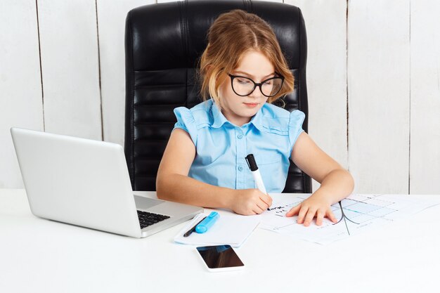 Jeune belle fille dessin graphique au lieu de travail au bureau.