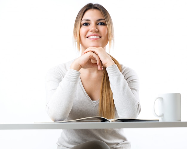 Photo gratuite jeune belle fille à lire des nouvelles et à boire du café. isolé