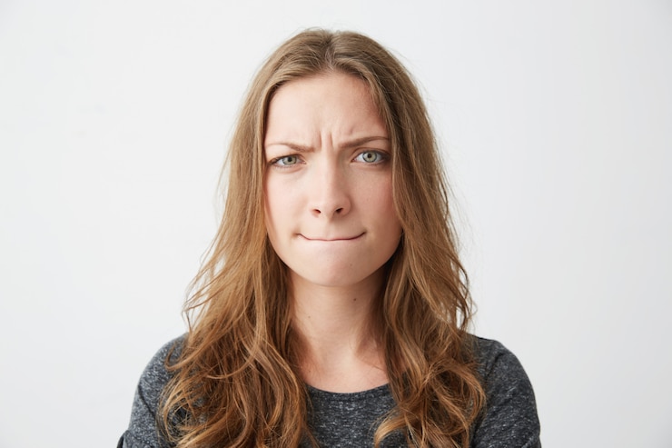 Photo gratuit jeune belle fille pense avec suspicion.