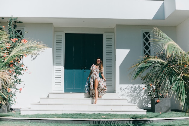 Photo gratuite jeune belle fille posant dans la rue dans une robe avec un sac à dos