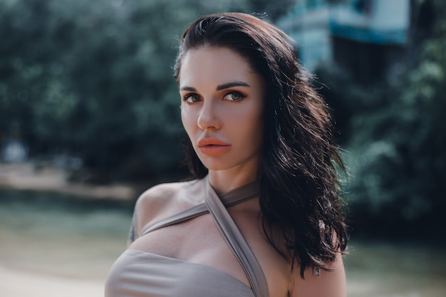 jeune belle fille posant sur la plage, l&#39;océan, les vagues, le soleil et la peau bronzée