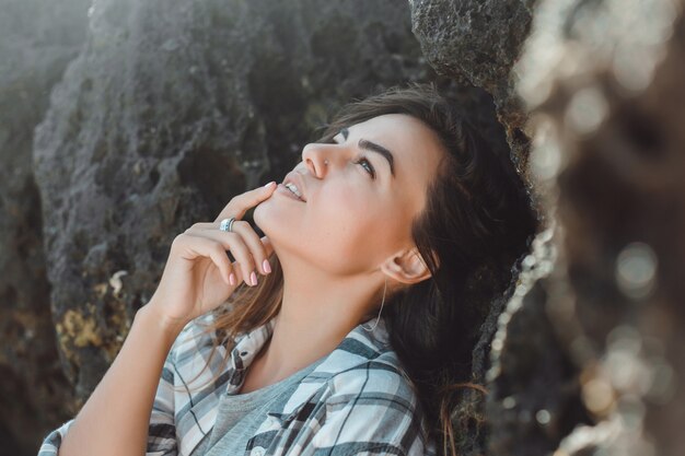 jeune belle fille posant sur la plage, l&#39;océan, les vagues, le soleil et la peau bronzée