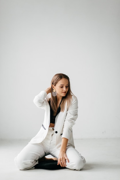 jeune belle fille en studio, mode portrait