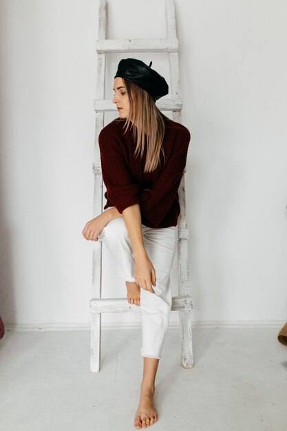 jeune belle fille en studio, mode portrait