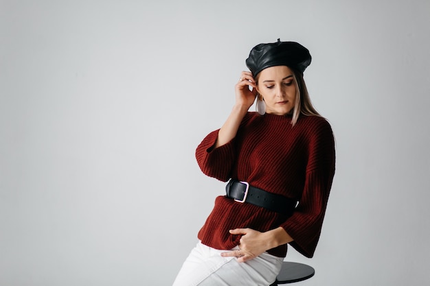 jeune belle fille en studio, mode portrait