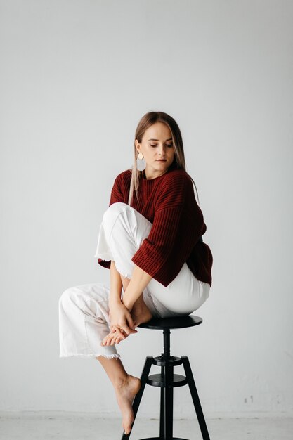 jeune belle fille en studio, mode portrait