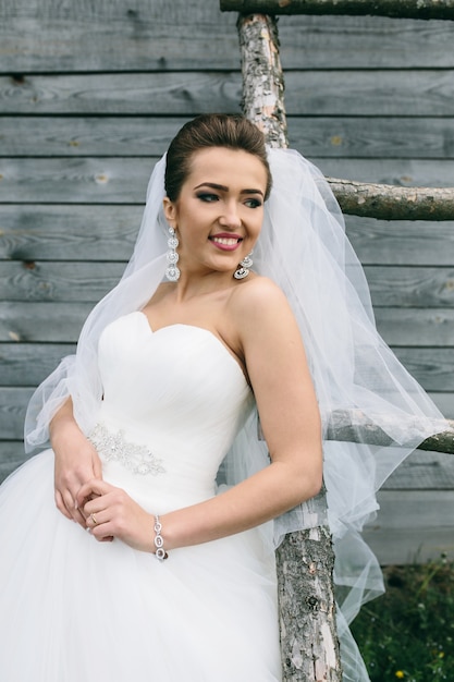 Photo gratuite jeune belle mariée debout à l'échelle