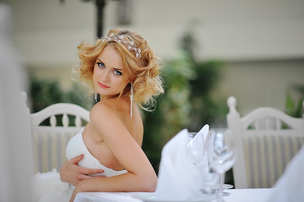 Jeune belle mariée modèle blonde