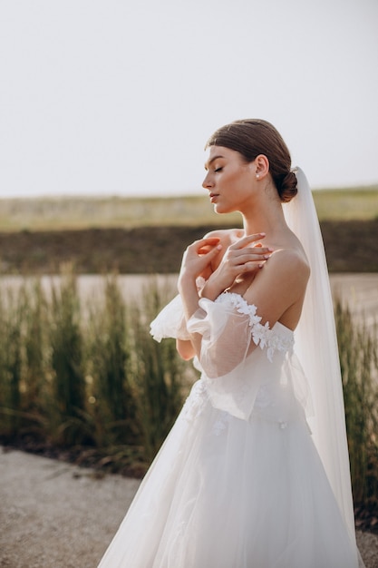 Jeune belle mariée sur son mariage