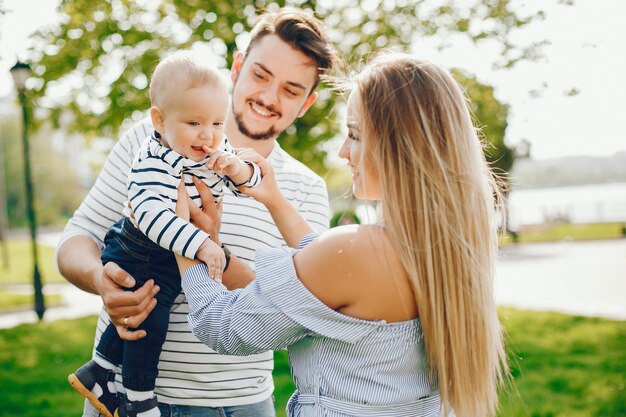 Une jeune et belle mère blonde dans une robe bleue, avec son bel homme