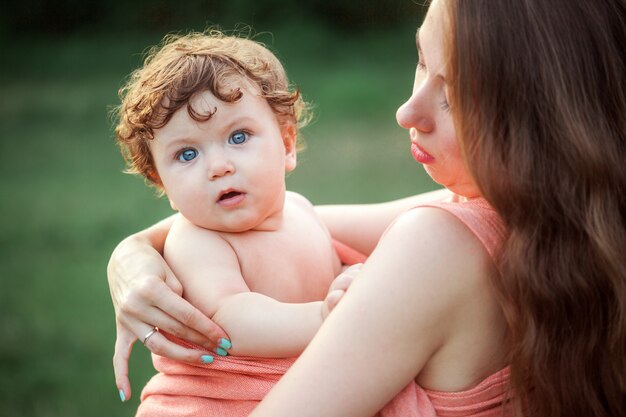 Jeune belle mère étreignant son petit fils de tout-petit