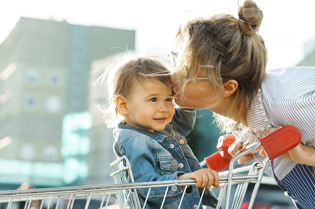 Jeune Femme Mere Avec Mignon Bebe Garcon Enfant En Bas Age Sur Les Mains Achete Les Pommes Fraiches En Supermarche Photo Premium Jeune Femme Mere Avec Mignon Bebe Garcon Enfant En Bas Age Sur Les Mains Achete Les Pommes Fraiches En Supermarche Photo Premium