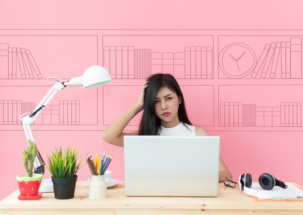 jeune belle travaillant au bureau de l&#39;ordinateur