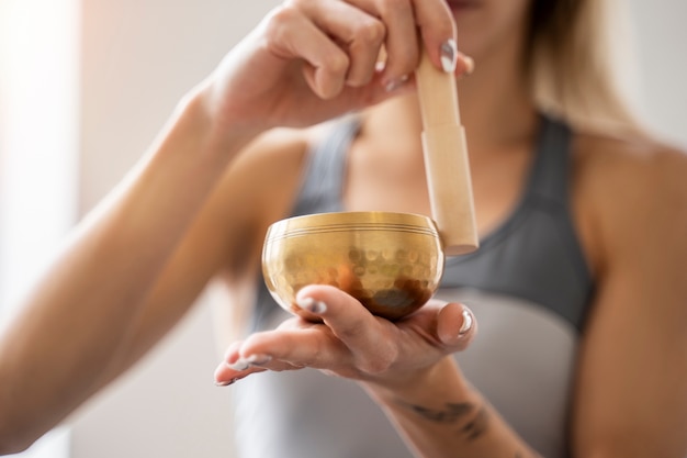 Photo gratuite jeune bénéficiant d'une retraite de yoga