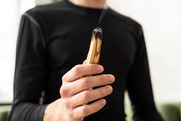 Photo gratuite jeune bénéficiant d'une retraite de yoga