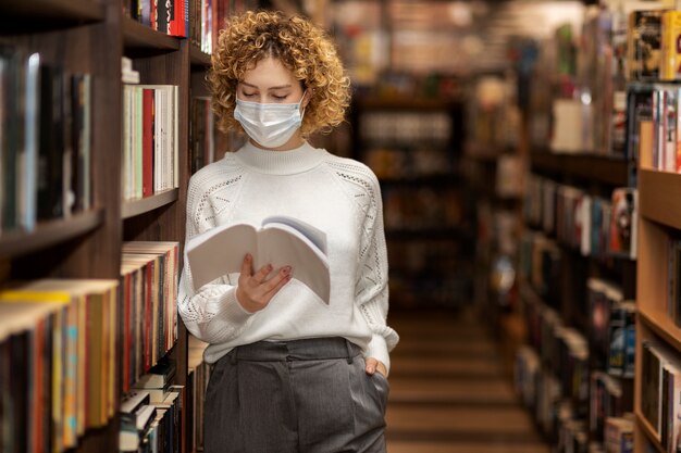 Photo gratuite jeune bibliothécaire organisant des livres