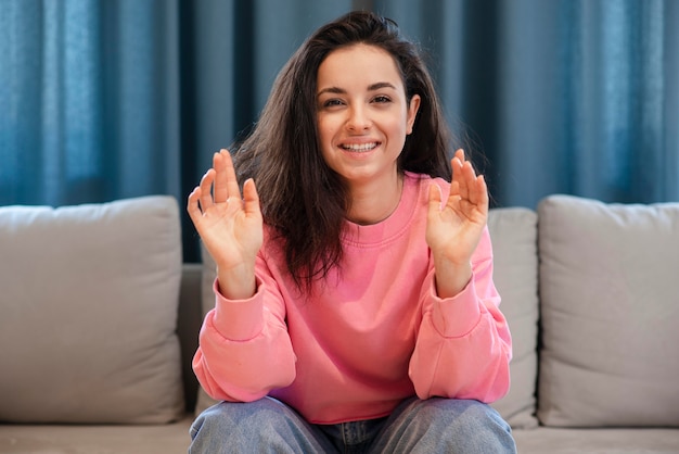 Jeune blogueuse expliquant avec les mains vers le haut