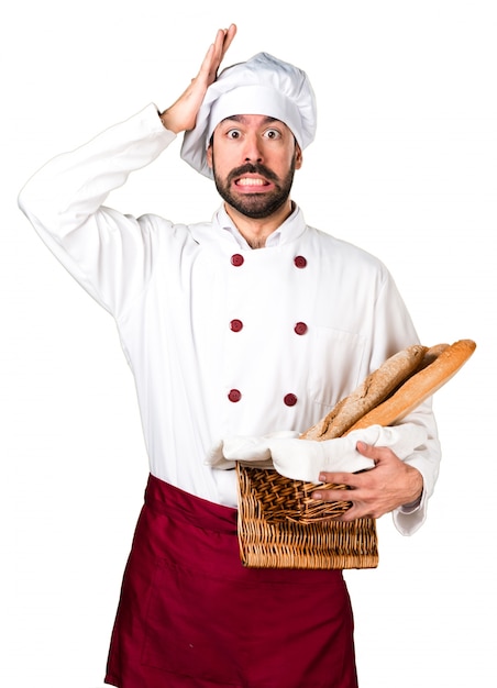 Le jeune boulanger prend du pain et a des doutes