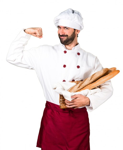 Le jeune boulanger prend du pain et fait un geste fort