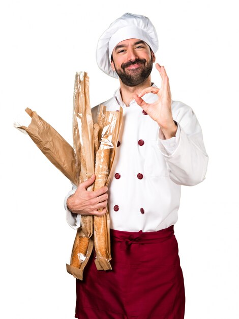 Le jeune boulanger prend du pain et signe OK