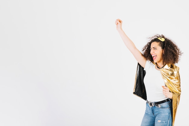 Photo gratuite jeune brune en costume de super-héros