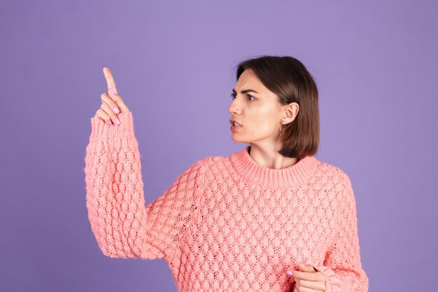 Jeune brune isolée sur mur violet