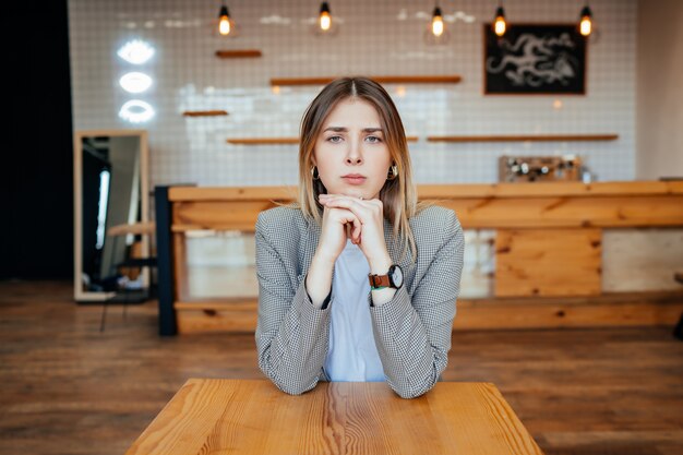 Jeune candidate interrogée par l'employeur