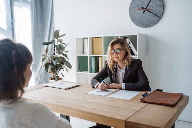 Jeune candidate interviewée par l'employeur