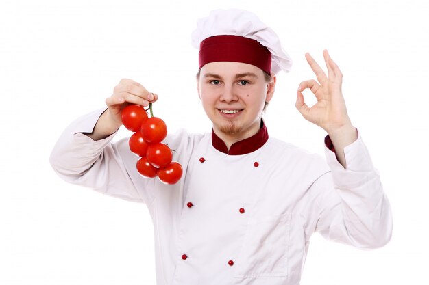 Jeune chef aux tomates