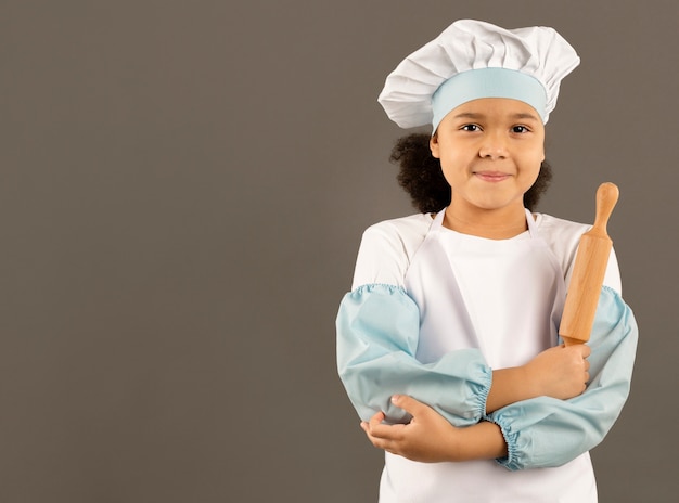 Jeune chef, tenue, rouleau pâtisserie