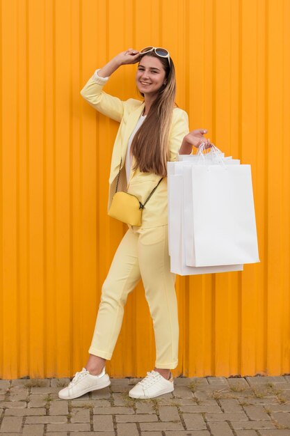 Jeune client portant des vêtements jaunes long shot