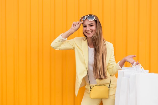 Jeune client portant des vêtements jaunes vue de face