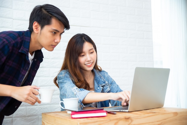 Jeune collègue travaillant avec une start-up