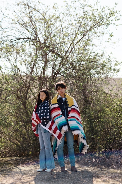 Photo gratuite jeune couple amérindien avec drapeau usa