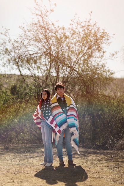 Photo gratuite jeune couple amérindien avec drapeau usa