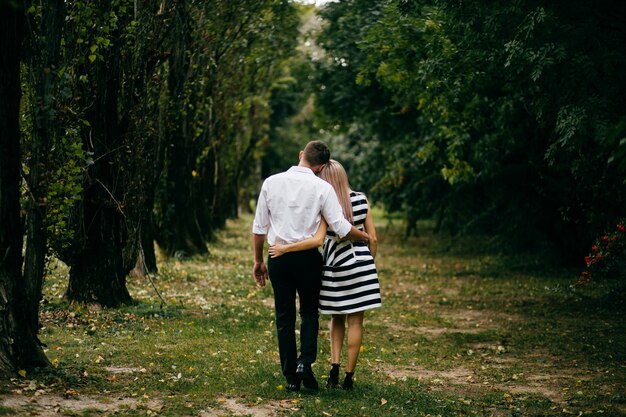 Jeune couple . L&#39;amour c&#39;est