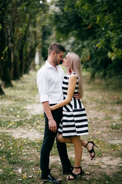 Jeune couple . L&#39;amour c&#39;est