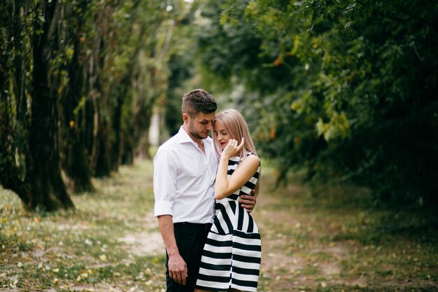 Jeune couple . L&#39;amour c&#39;est