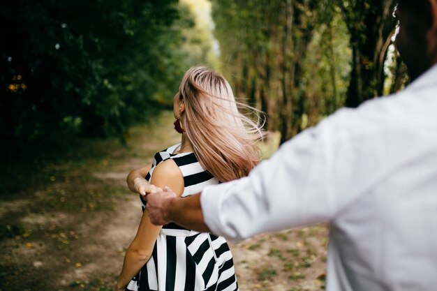 Jeune couple . L&#39;amour c&#39;est