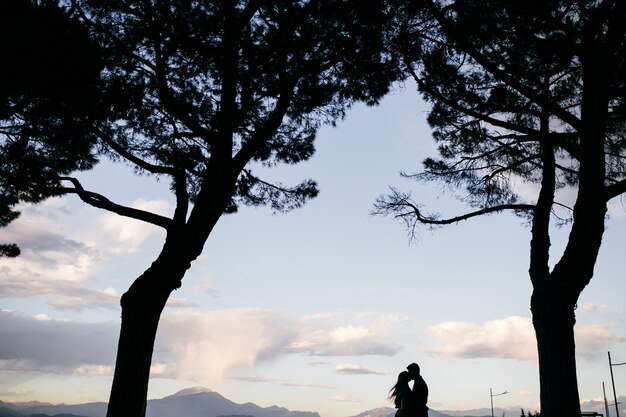 Jeune couple . L&#39;amour c&#39;est