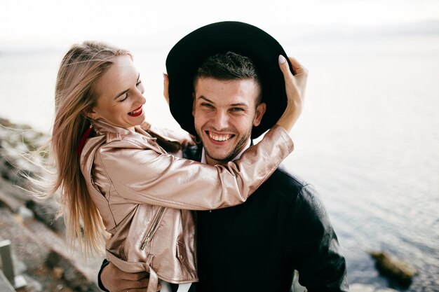 Jeune couple . L&#39;amour c&#39;est