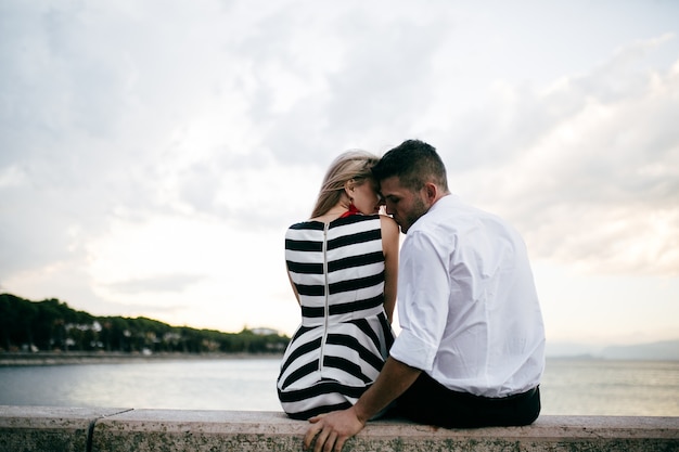 Jeune couple . L&#39;amour c&#39;est