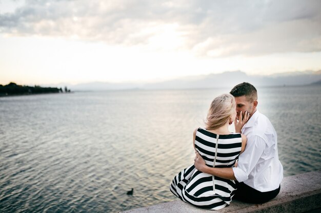 Jeune couple . L&#39;amour c&#39;est