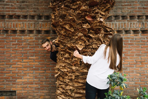 Jeune couple amoureux autour d&#39;un arbre